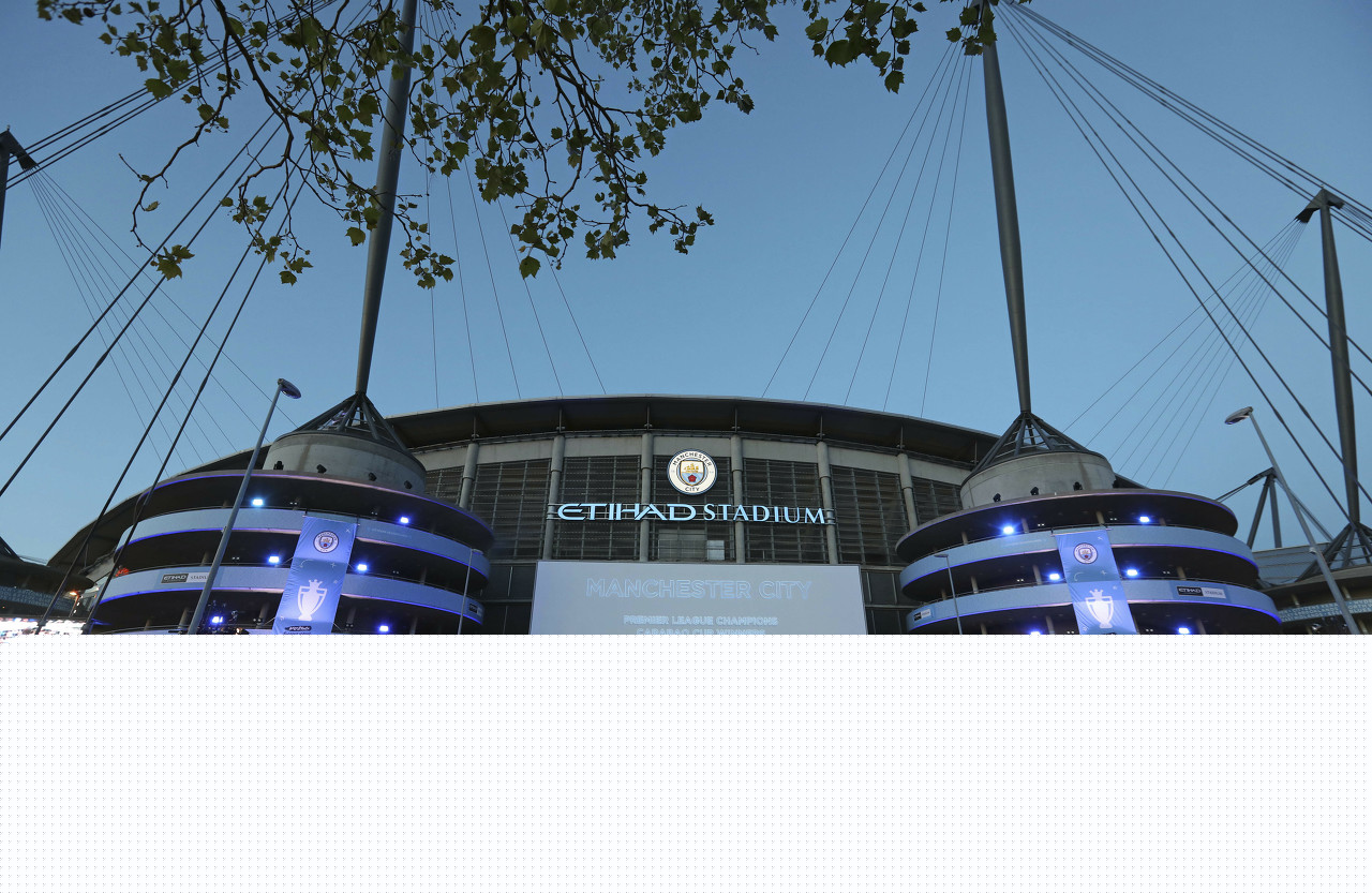 足球巴萨后防大将伤缺四周，主帅表情凝重（巴萨后防核心伤停四周，主帅神情严峻）